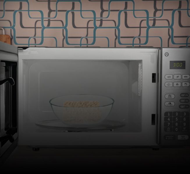 Miojo indo ao micro-ondas por três minutos