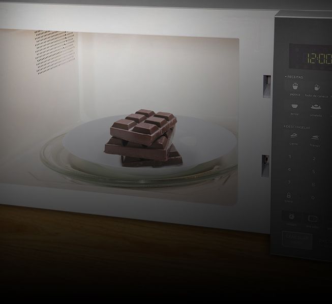 Vemos três barras de chocolate dentro de um micro-ondas