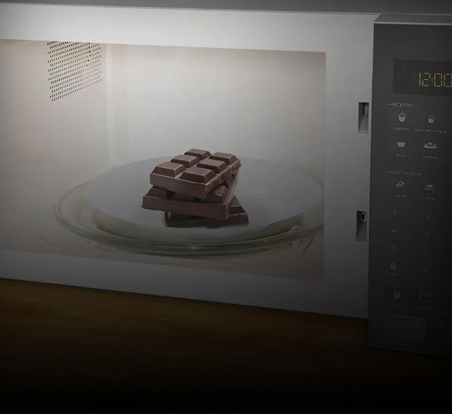 Vemos três barras de chocolate dentro de um micro-ondas