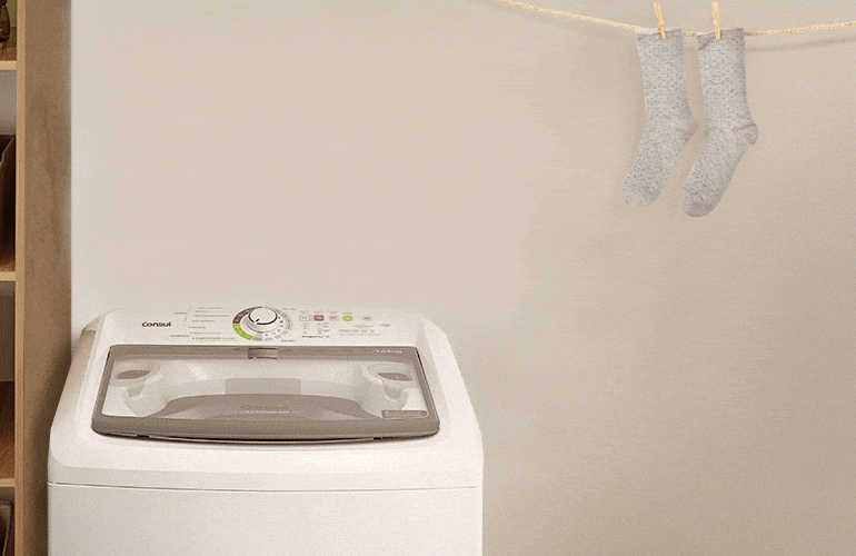 Máquina de lavar em fundo branco com meia pendurada no varal e instruções para separar por cor, não lavar ao avesso e secar ao ar livre