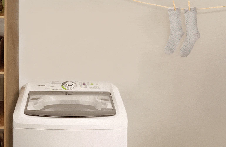 Máquina de lavar em fundo branco com meia pendurada no varal e instruções para separar por cor, não lavar ao avesso e secar ao ar livre