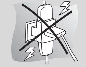 A imagem é composta por um adaptador com várias tomadas encaixadas. Por cima há um sinal de X, que demostra que não é adequado ligar os produtos em apenas um adaptador.