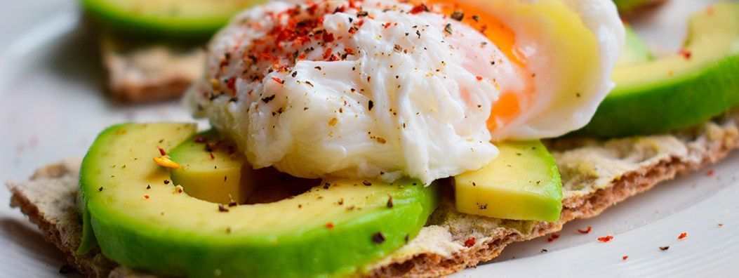 Brunch-Ovos-com-avocado