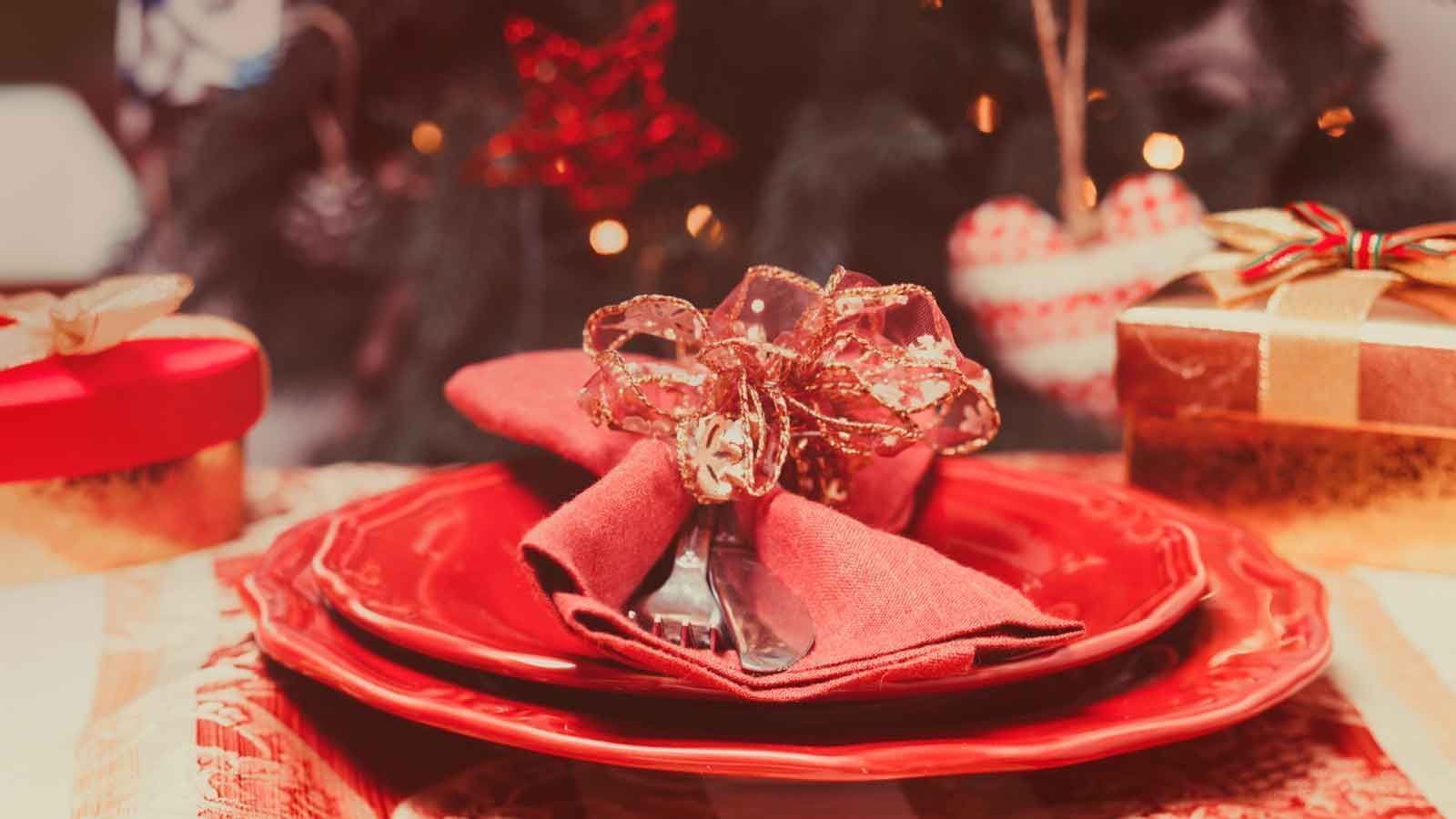 Para planejar uma festa de final de ano perfeita, o ideal é começar pela decoração da mesa de Natal