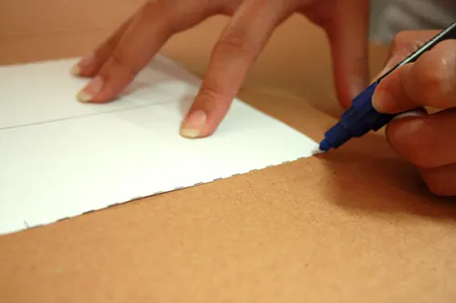 Faça um playground para gatos com caixas de papelão