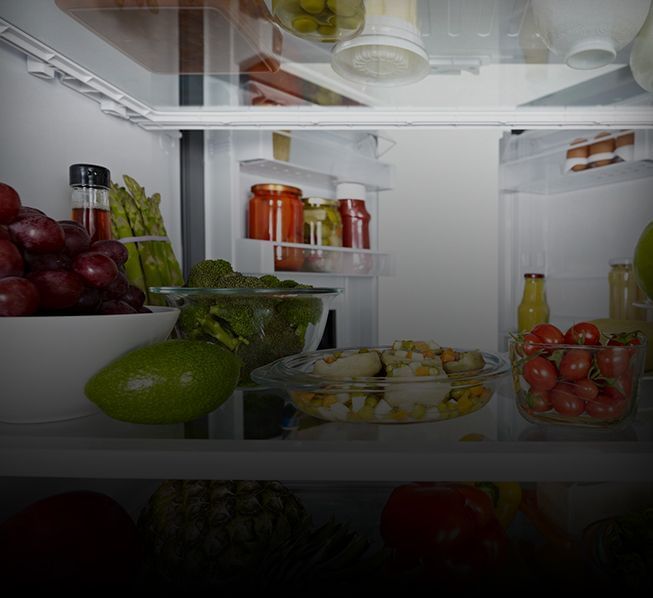 Geladeira aberta com vários alimentos dentro.