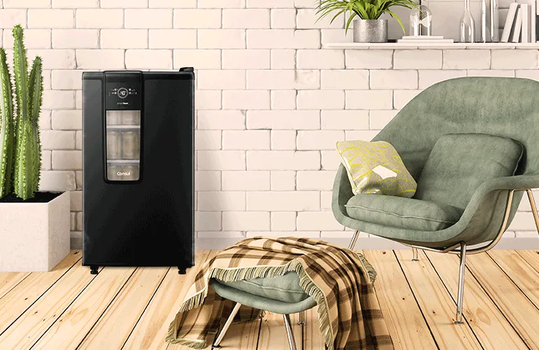 Cervejeira Smartbeer_ preta da Consul na sala com outros móveis e itens decorativos, destaque para o termostato