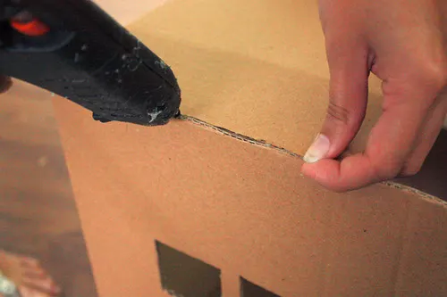 Faça um playground para gatos com caixas de papelão