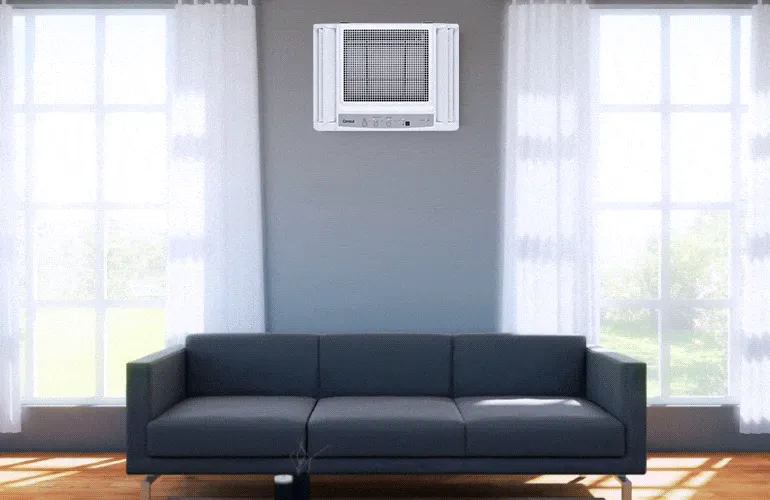 Ar-condicionado instalado na parede da sala de estar com destaque para a função de temperatura no controle remoto