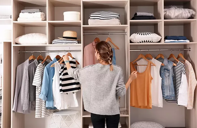 organização de guarda-roupa