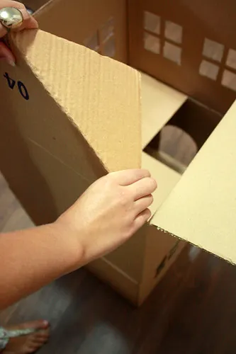 Faça um playground para gatos com caixas de papelão