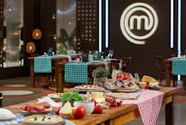 MasterChef Celebridades: Noite de pizzaria, duelo gamer e ceviche harmonizado na eliminação