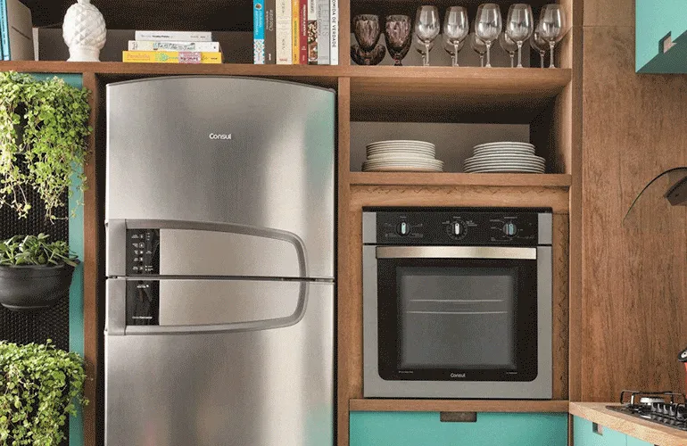 Cozinha com geladeira, forno e cooktop