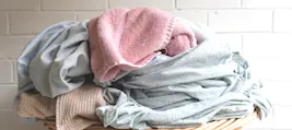 Mitos e verdades: veja como a água quente age na lavagem de suas roupas