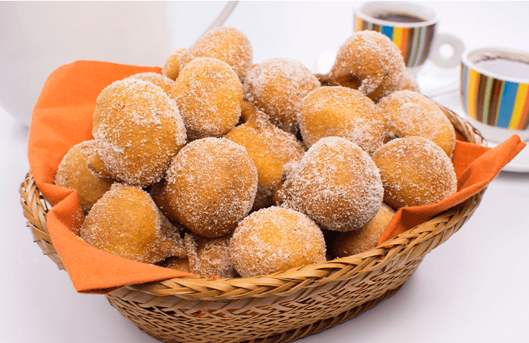 Aprenda como fazer um bolinho de chuva fácil e sequinho