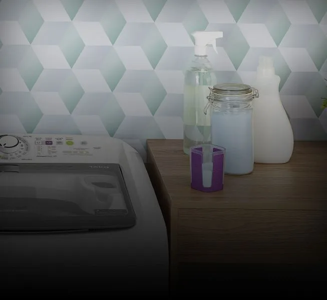 Produtos para lavagem de roupas no balcão ao lado da máquina de lavar