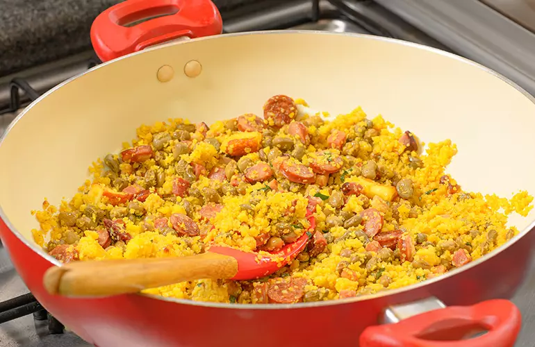 Farofa de cuscuz com calabresa