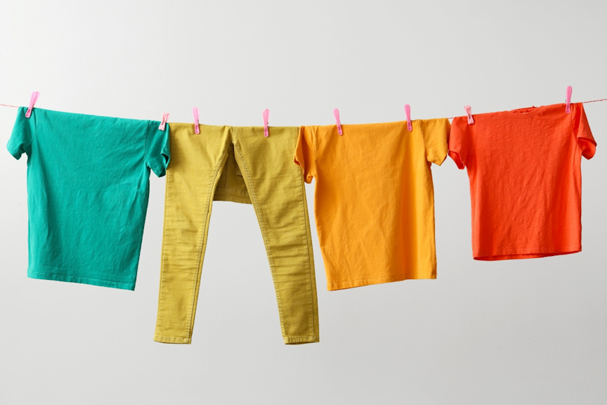 Como lavar roupa colorida: aprenda alguns truques