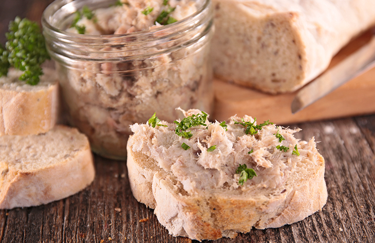 patê de atum com torradas