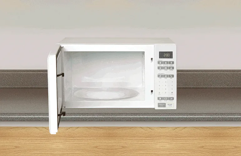 Embalagens de isopor, papel toalha e papel filme dentro do micro-ondas com alertas para as precauções com o uso de cada uma delas