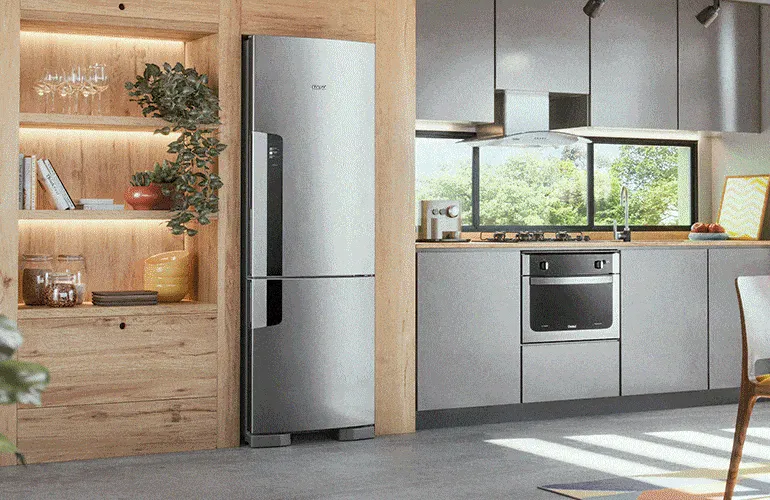 Geladeira inverse inox com freezer embaixo.