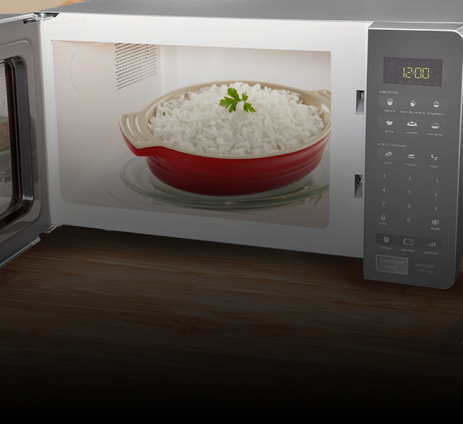 Travessa de arroz branco cozido dentro do micro-ondas