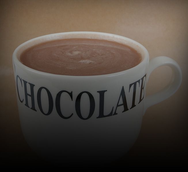 Close em uma caneca com chocolate quente