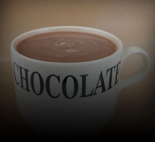 Close em uma caneca com chocolate quente