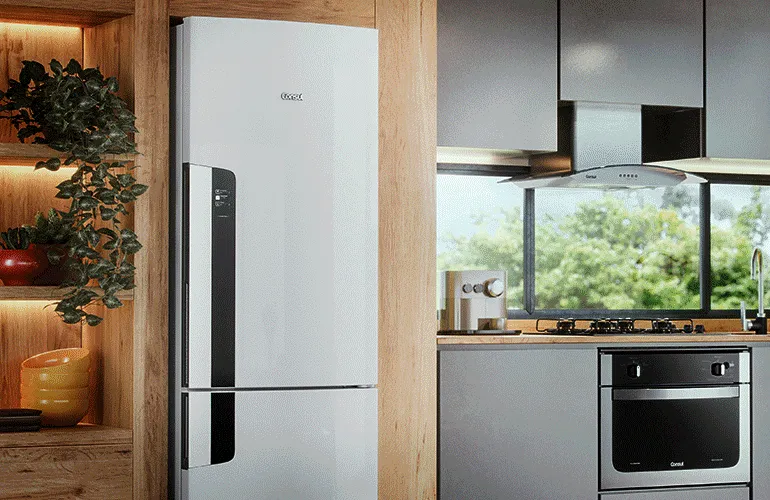 Uma geladeira na cozinha e itens aparecendo ao lado: detergente neutro e um pano limpo