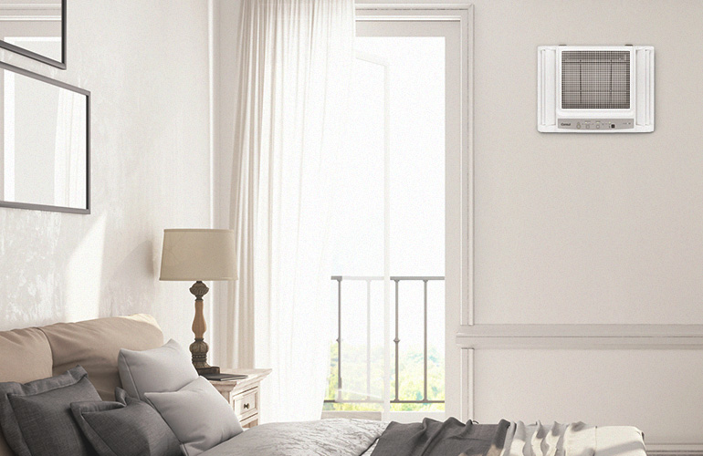 Vemos uma janela aberta com bastante luz natural iluminando um quarto