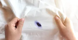 Como tirar mancha de caneta: dicas eficientes e cuidados na lavagem