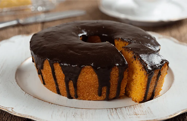 Veja como fazer uma cobertura de chocolate para qualquer tipo de doce
