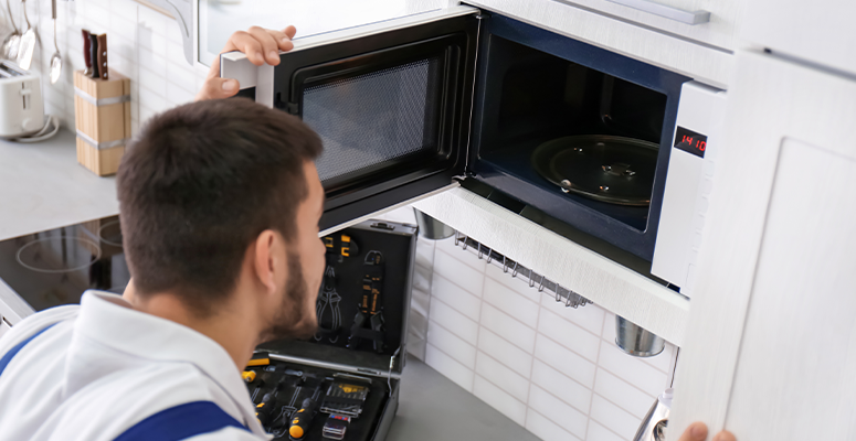 como ajustar a hora do micro-ondas