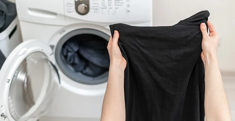 Como tirar fiapos de roupa preta?