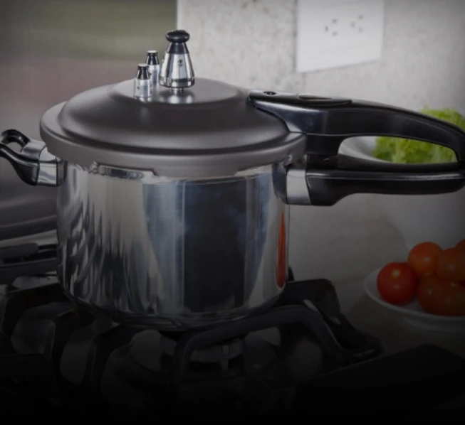 Panela de pressão sobre o fogão