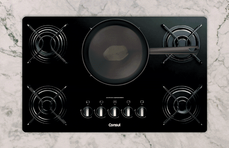 Massa de panqueca na frigideira em um cooktop preto da Consul.