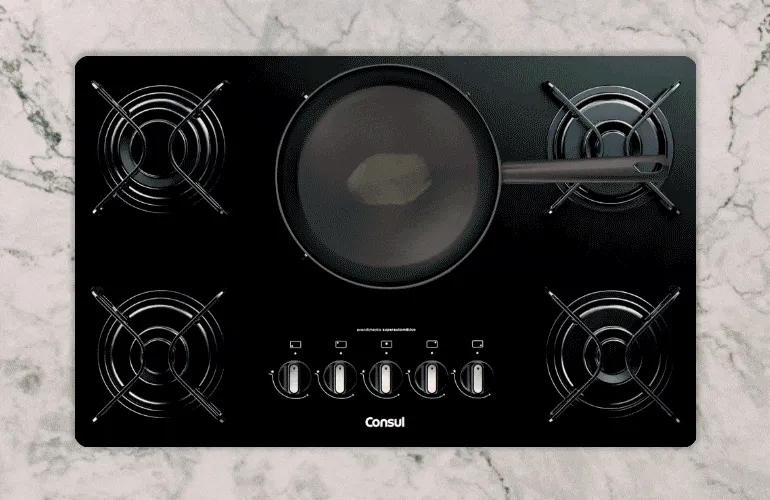 Massa de panqueca na frigideira em um cooktop preto da Consul.