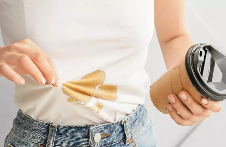 como tirar mancha de café das roupas
