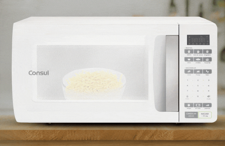 Recipiente com macarrão dentro do micro-ondas