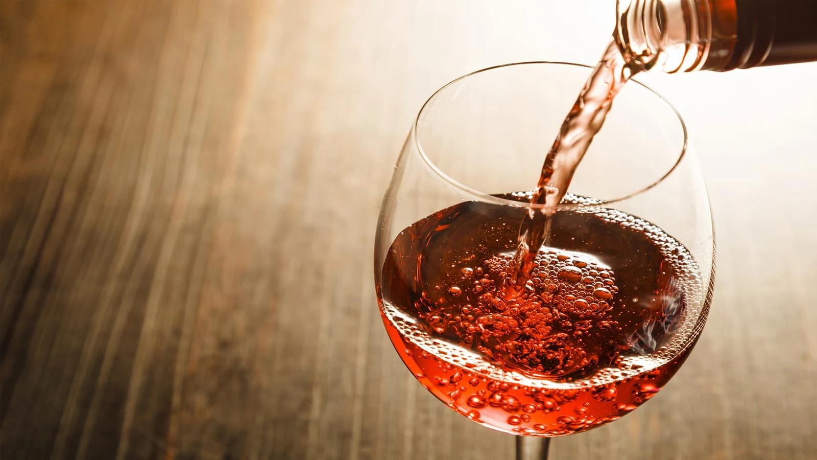 Os vinhos rosés são excelentes para o verão, pois podem ser tomados frios