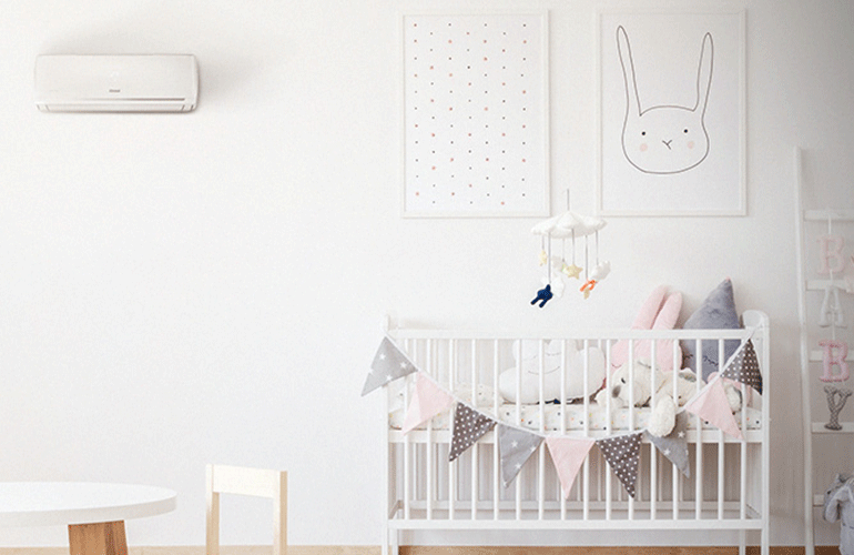 Um quarto de bebê com uma indicação de qual é a temperatura ideal