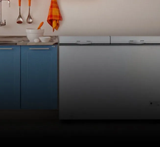 Freezer horizontal na cozinha, ao lado do balcão