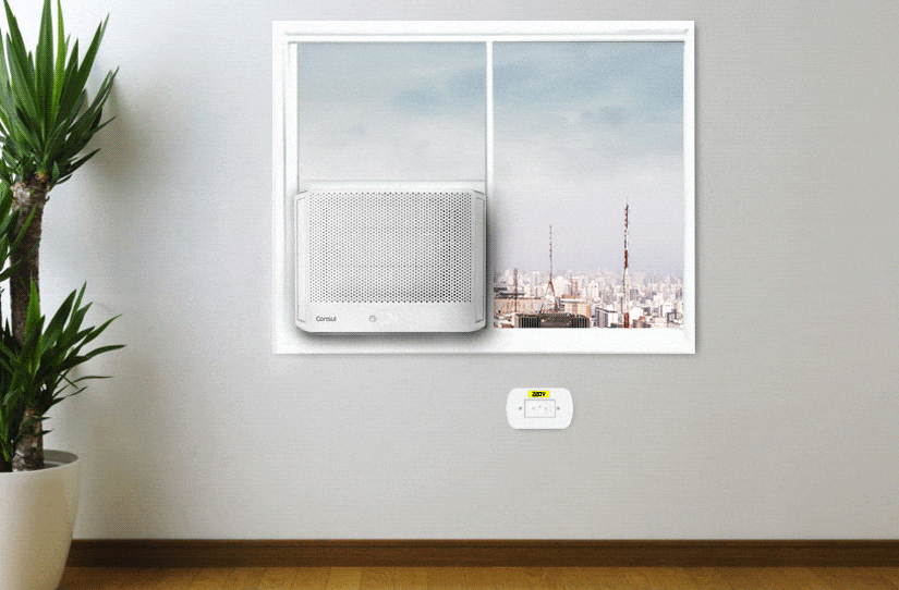 Ar-condicionado instalado na janela com destaque para a tomada 220v