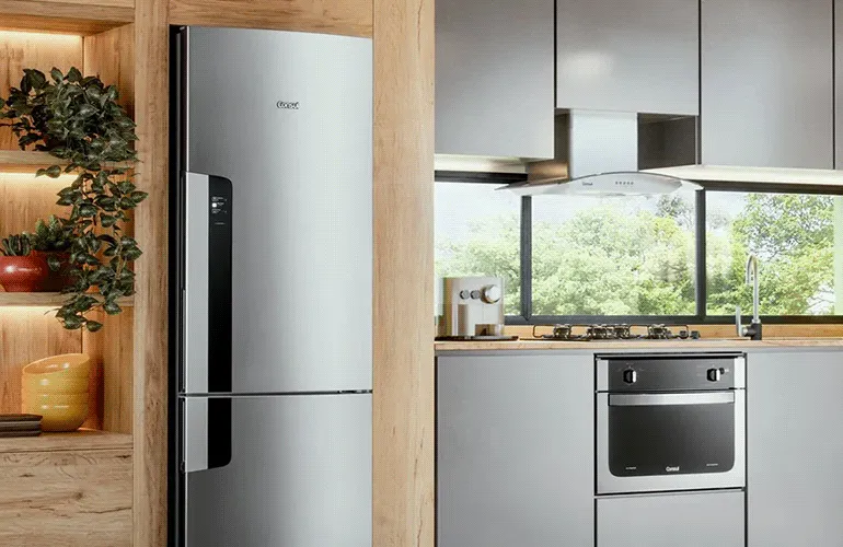 cozinha equipada com geladeira de inox da Consul destacando o termostato