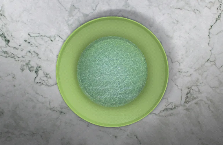 Jaleco sujo de sangue dentro de um balde de água onde é adicionado vinagre e bicarbonato de sódio, que tira as manchas