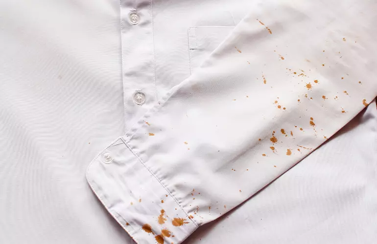 como tirar mancha de ferrugem das roupas