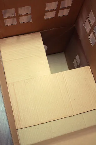 Faça um playground para gatos com caixas de papelão