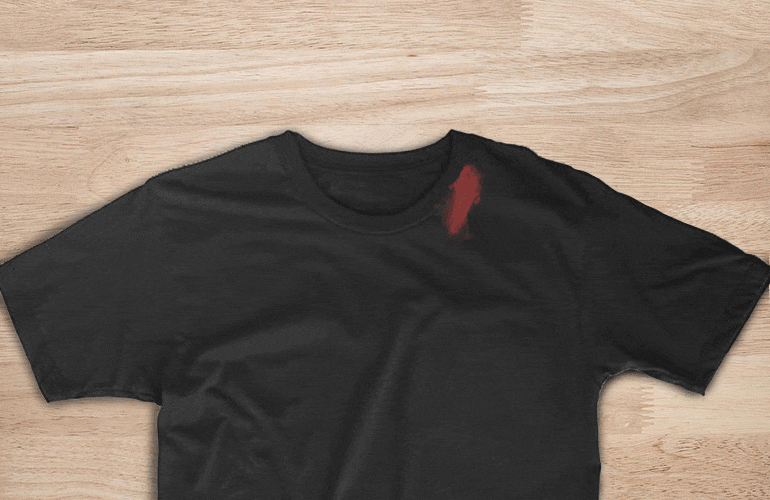 Camiseta preta manchada de batom sendo limpa com sabão