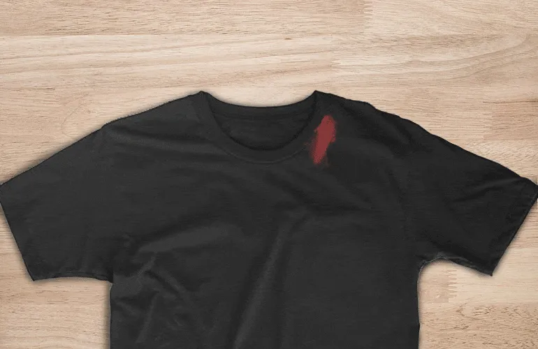 Camiseta preta manchada de batom sendo limpa com sabão