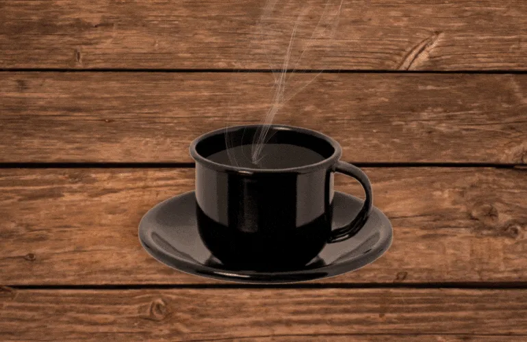 Colher colocando café solúvel na xícara de água quente